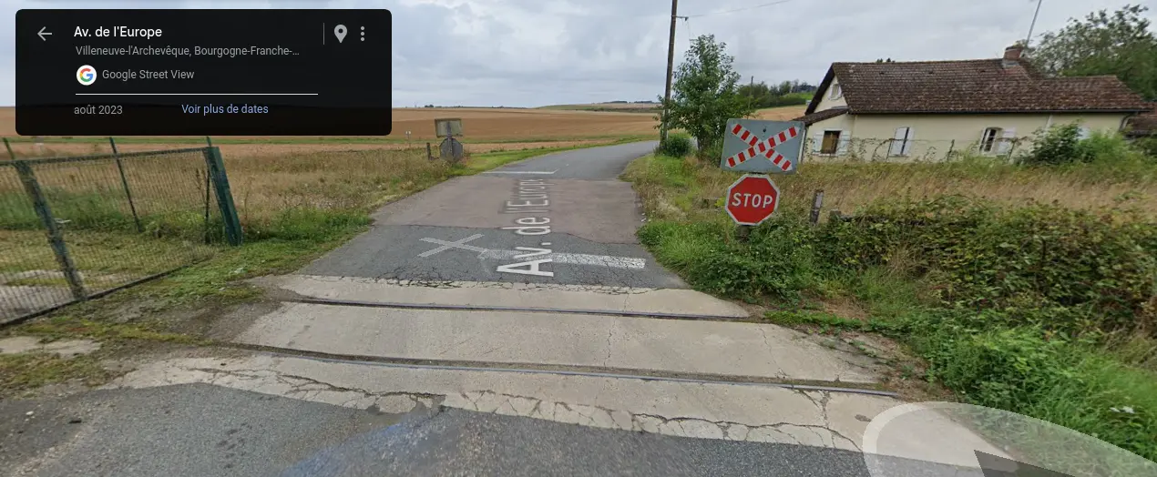 Panneau Stop particulièrement mal placé